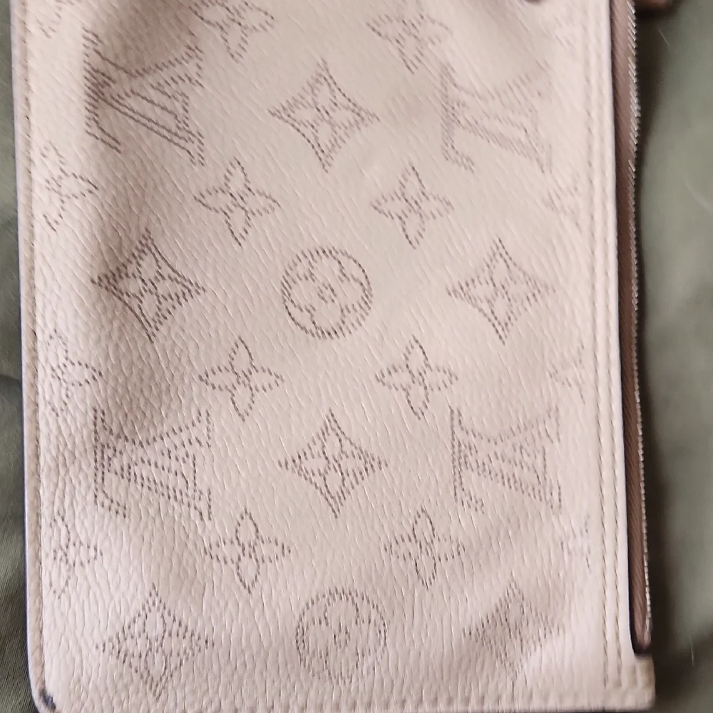 Louis Vuitton Tan Clutch with Embossed Pattern and Wrist Strap✨️ - Picture 4 of 12